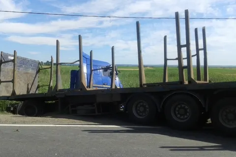 В Ярославской области на федеральной трассе фура съехала в кювет