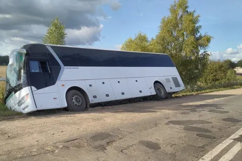В Ярославской области автобус с пассажирами вылетел в кювет