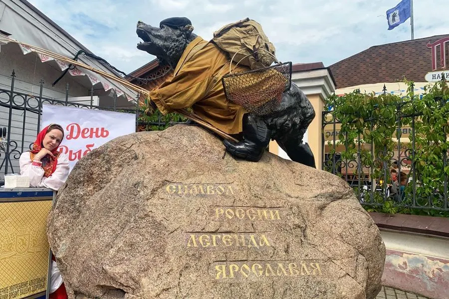В Ярославле «рычащий мишка» примерил костюм рыбака