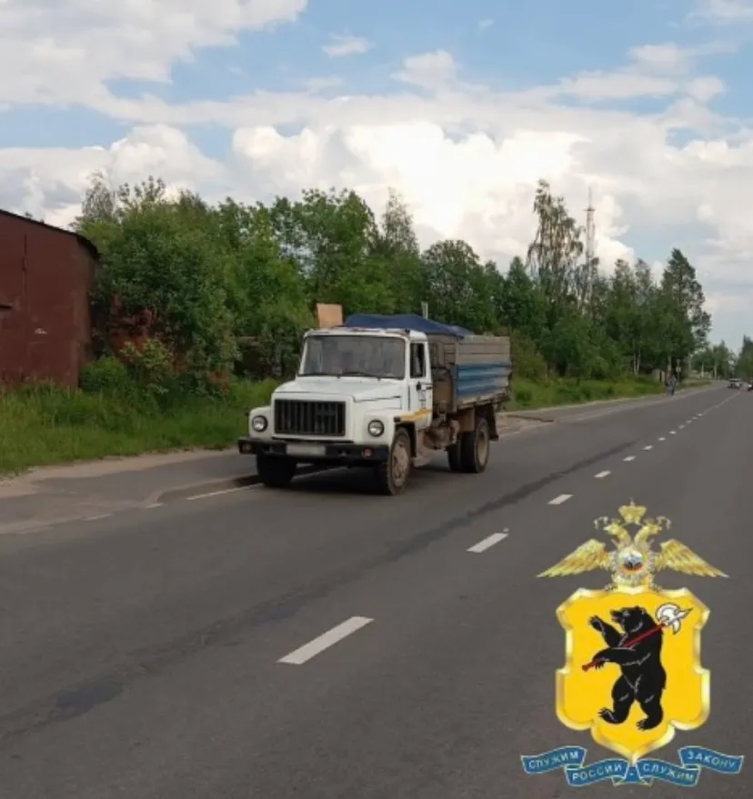 В Рыбинске пешеход получила травмы из-за упавшего с машины груза