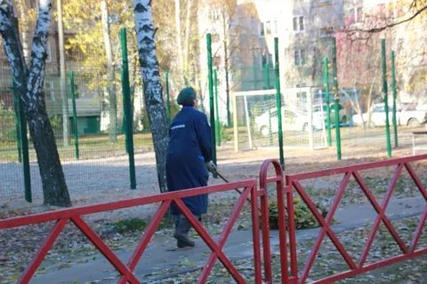 В Заволжском районе Ярославля устанавливают новый игровой комплекс для детей