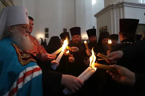 Благодатный огонь из Успенского собора горит во всех храмах Ярославской епархии (с фото)