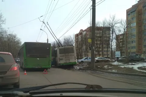 В Ярославле автобус врезался в троллейбус