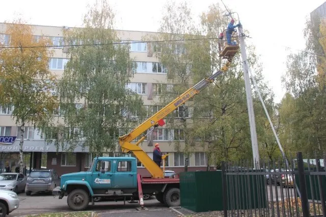 В Ярославле покрасили 200 опор уличного освещения