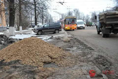 На улице Советской в Ярославле провалился асфальт. С фото