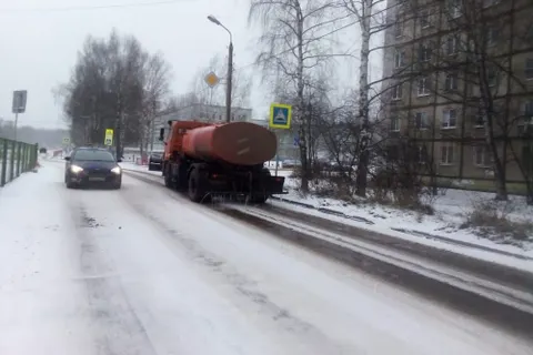 «Город в снежной каше»: в Ярославль пришел день жестянщика