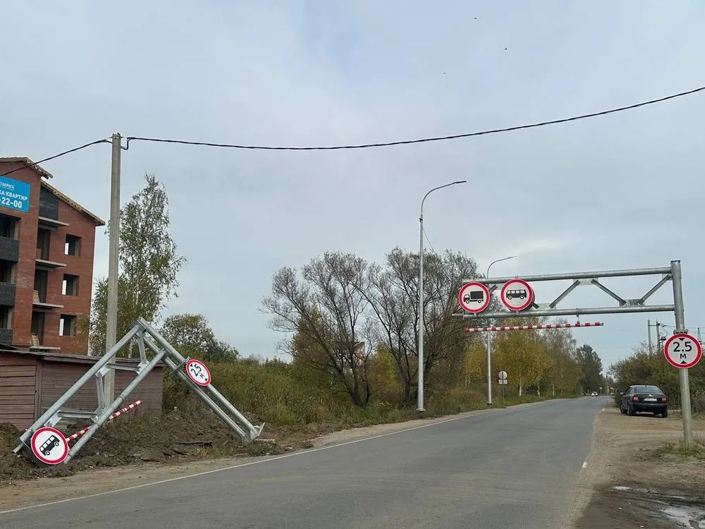 На въезде в Ярославль сломали ограничитель для фур