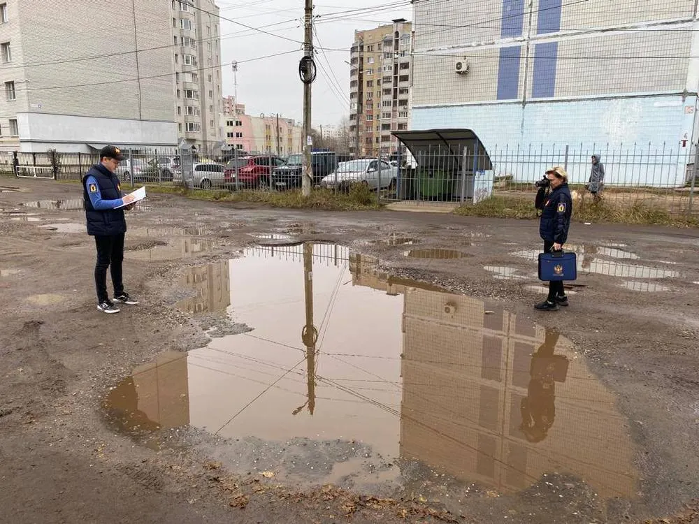 Детский омбудсмен требует заделать ямы возле детсада в Ярославле