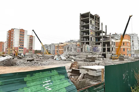 В Ярославле завершается снос поликлиники-недостроя