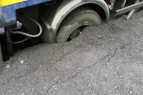 На ярославских улицах вновь застрял мусоровоз