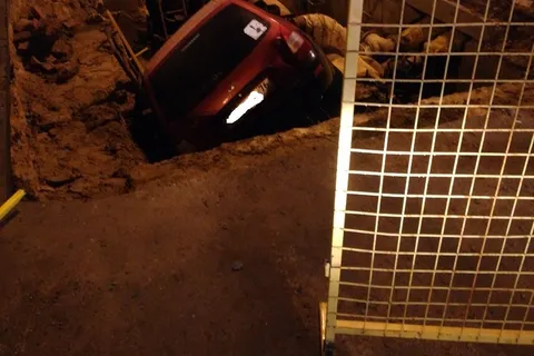 В Ярославле автомобиль «улетел» в коммунальную траншею