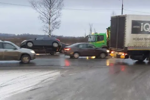 «Висел бедняга на тросах»: утро понедельника Ярославль встретил в пробках