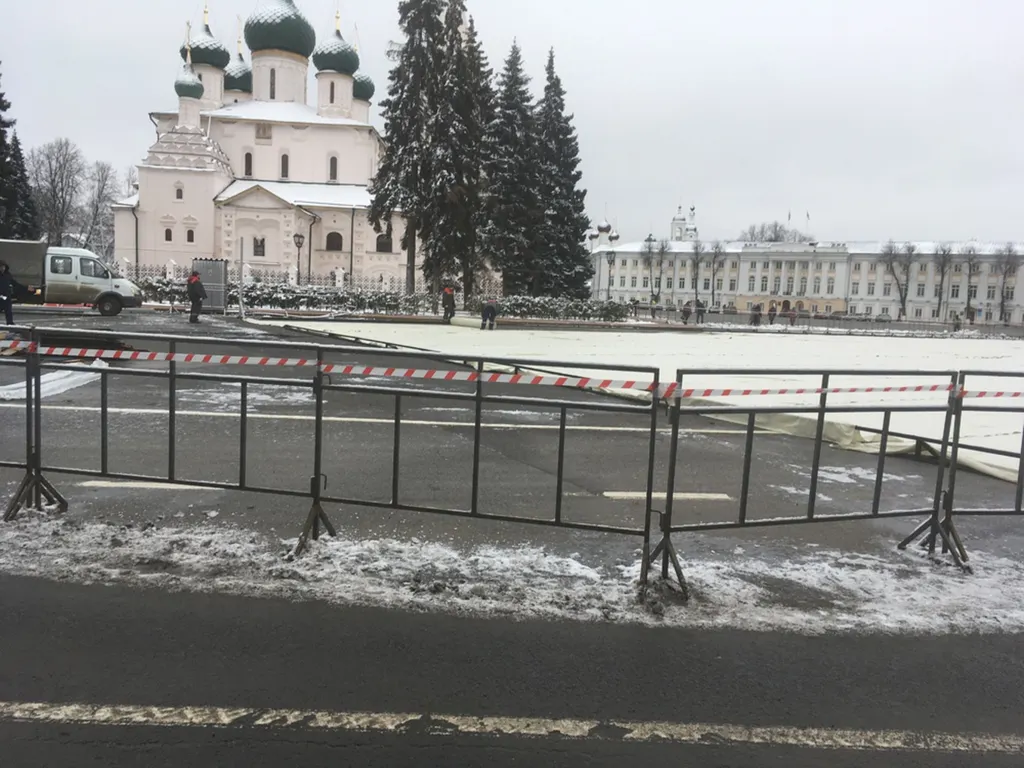 На Советской площади Ярославля начался монтаж новогоднего катка