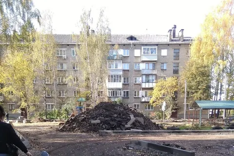 «Эверест хлама»: в Ярославле ищут бригаду, бросившую благоустройство двора