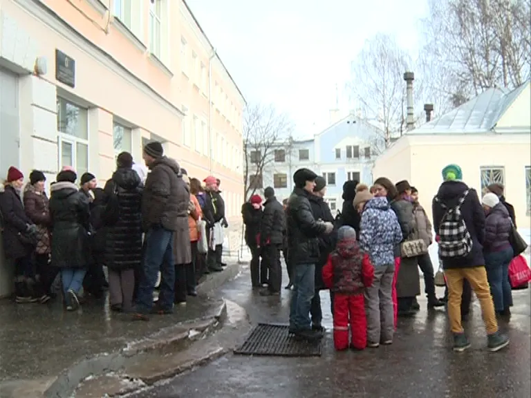 Родители штурмуют школы: в Ярославле стартовала запись будущих первоклассников