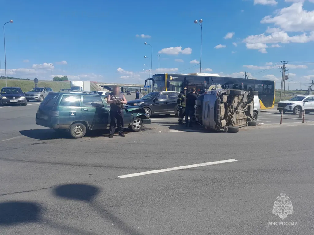 Под Ярославлем в ДТП перевернулся Subaru