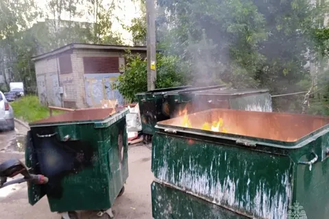 В Ярославле ночью сожгли три контейнерные площадки подряд