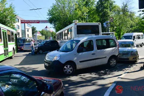 На Октябрьской площади Ярославля огромная пробка