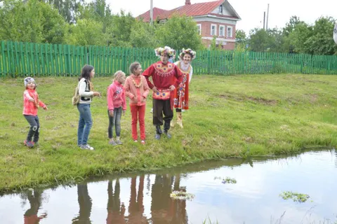 В Вятском плели венки и пускали их по воде