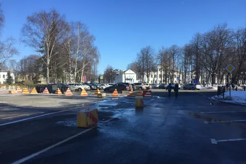 В Ярославле под окнами губернатора устроили парковку
