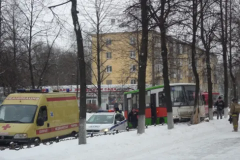 В Ярославле автобус с пассажирами врезался в дерево