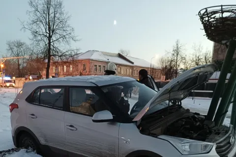 В центре Углича машина чудом не снесла автобусную остановку