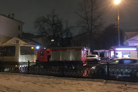 В центре Ярославля горит здание военного комиссариата: фото