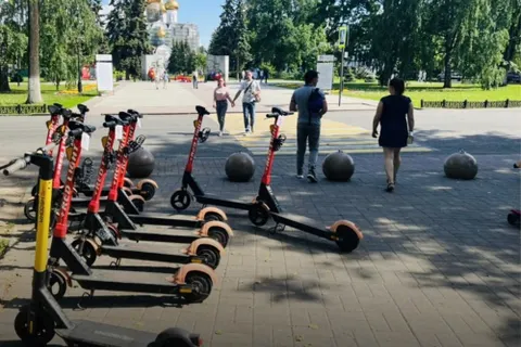 Ярославль назвали свалкой брошенных самокатов