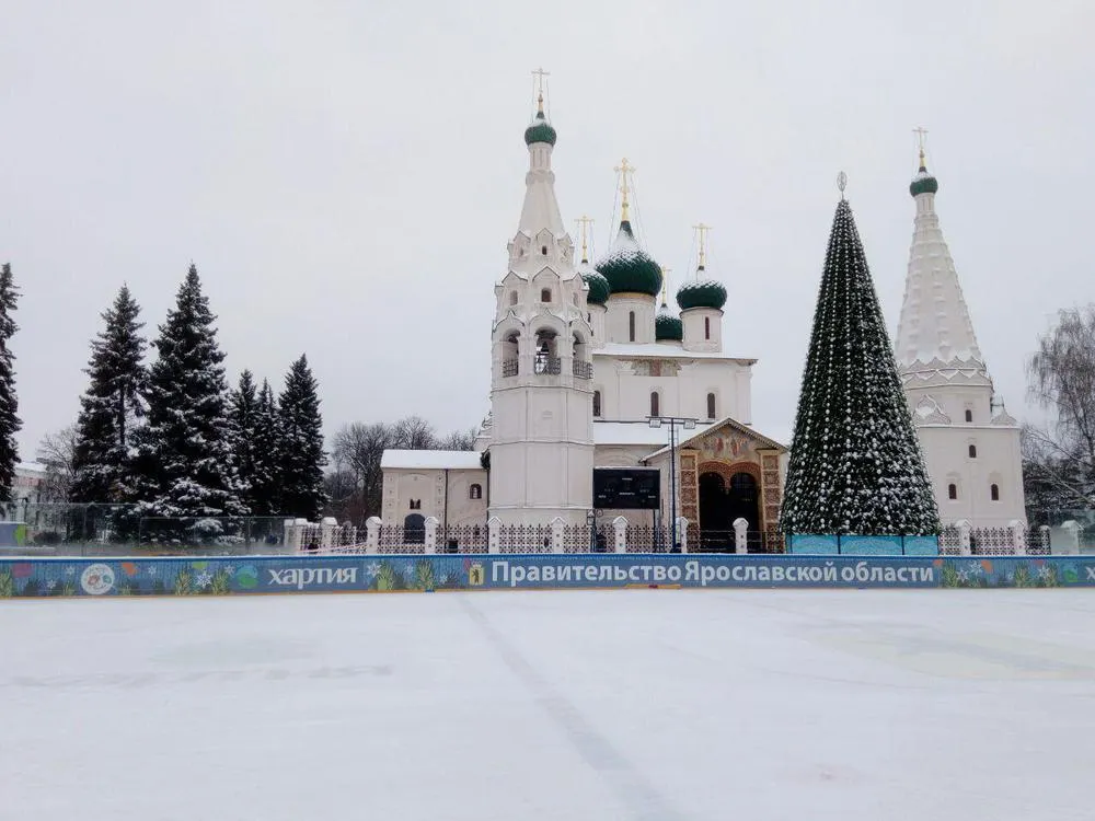 Московская «Хартия» подарила ярославцам каток на Советской площади  