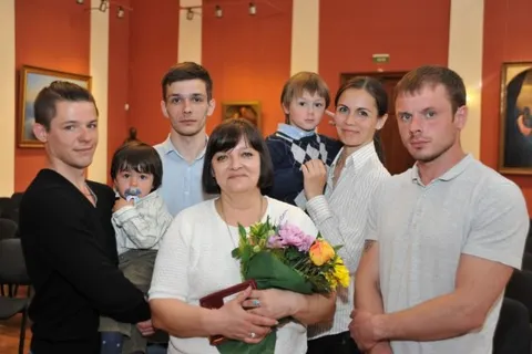 Одиннадцать ярославских семей награждены медалями «За верность родительскому долгу»