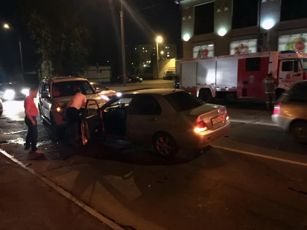 В центре Рыбинска ночью столкнулись три машины