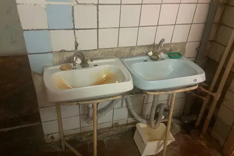 «Переселяют в угоду приехавшим из Индии»: ярославские студенты-медики просят помощи