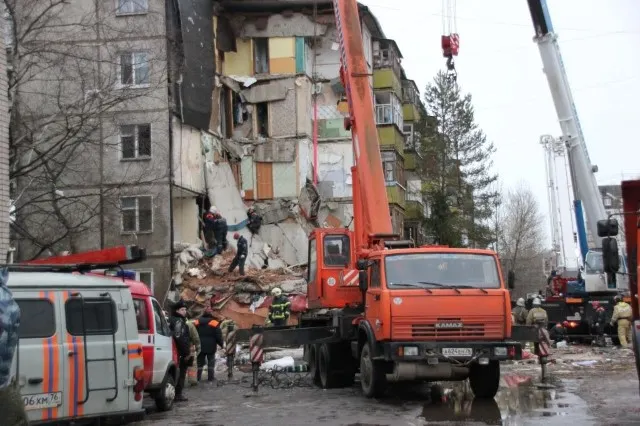 На месте обрушения дома дежурят священники Ярославской епархии