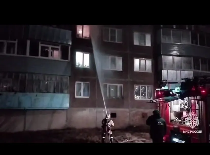 Ярославские пожарные спасли 6 человек из горящей квартиры 