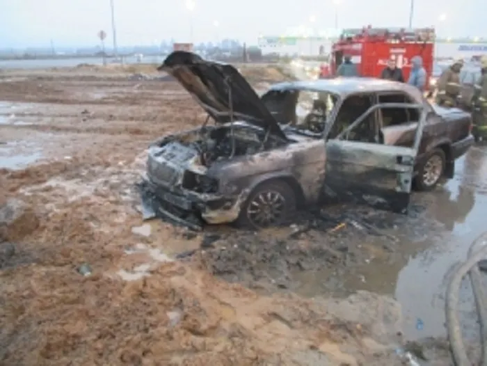  Пять пожарных тушили авто посреди дня в Ярославле: фото