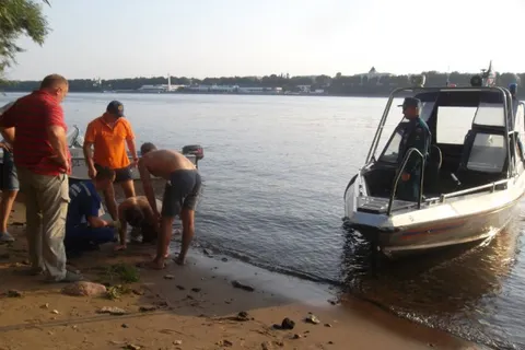 Ярославские спасатели вытащили из воды человека, спрыгнувшего с Октябрьского моста