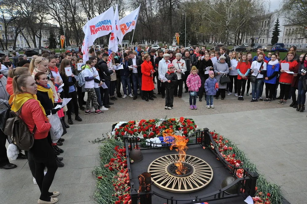 Более двухсот ярославцев приняли участие в песенном флэшмобе «Великие песни великих земляков»