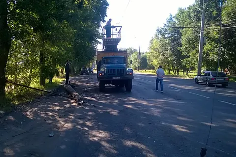 Легковушка снесла столб в Ярославле