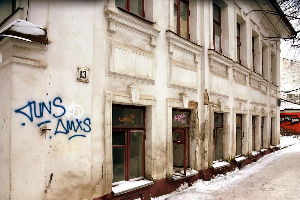 Дом-памятник в Ярославле разрушили бомжи