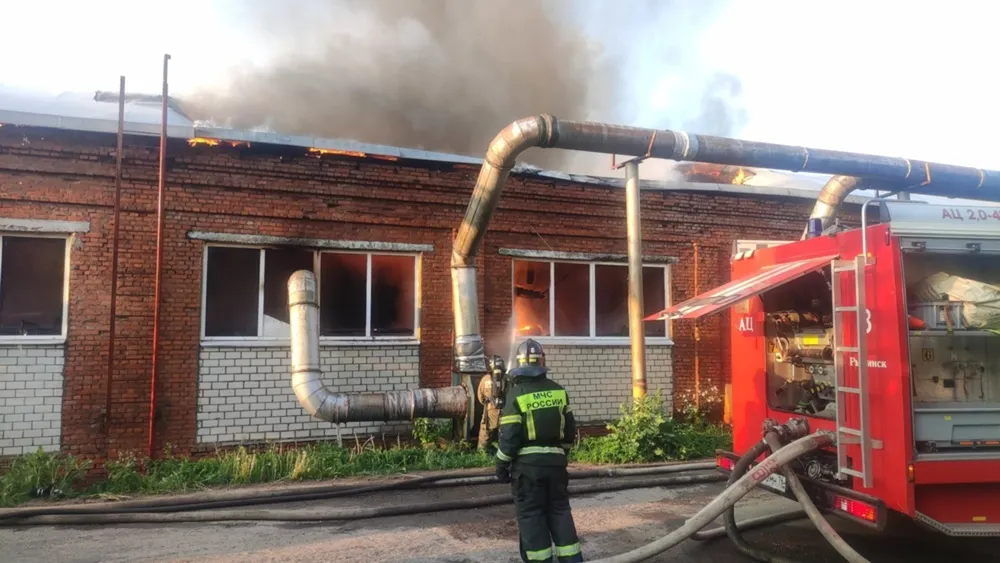 Пожар на рыбинской мебельной фабрике тушили одиннадцать часов