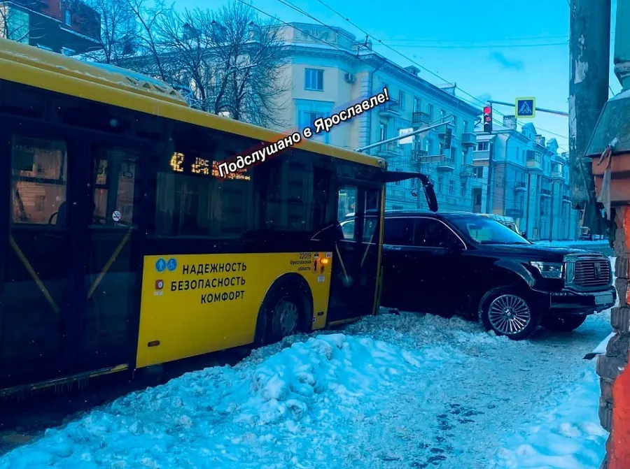 В Ярославле столкнулись желтый автобус и TANK