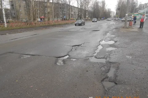 Улицу Ньютона в Ярославле отремонтируют через суд