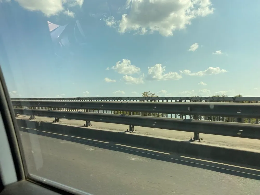 В Ярославле пешеходы просят сделать дорожки на Октябрьском мосту