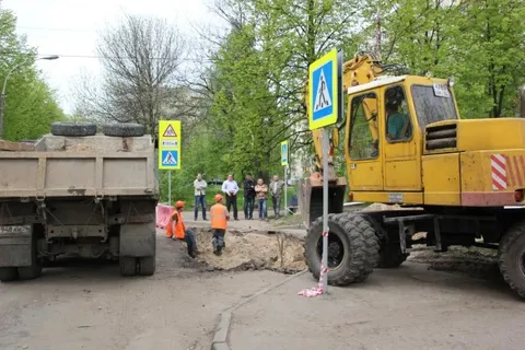 К устранению провала асфальта в центре Ярославля приступили сотрудники «ТГК-2»