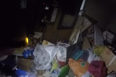 В Ярославле пенсионерку завалило мусором