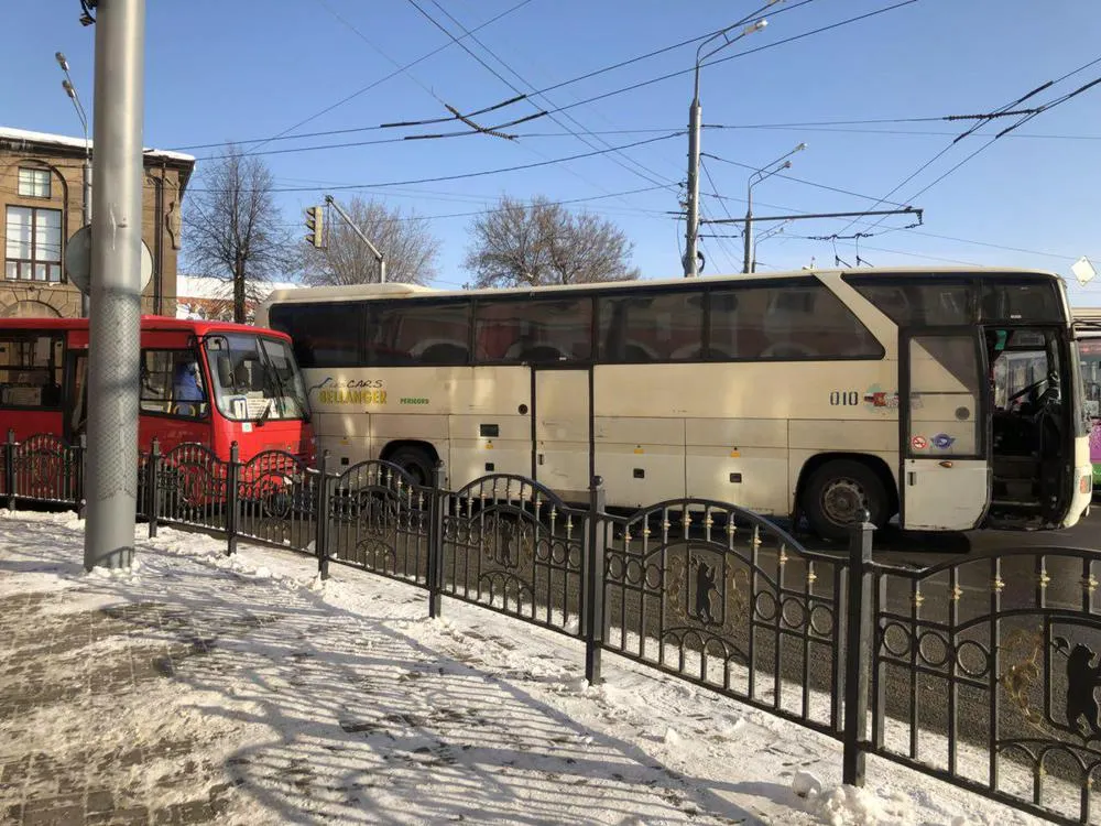 Туристический автобус и маршрутка столкнулись на Богоявленке: образовалась пробка