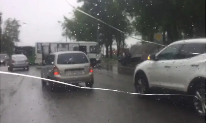 В Ярославле маршрутка с пассажирами столкнулась с грузовиком: видео