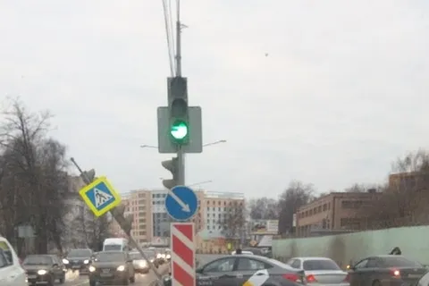 В Ярославле автомобиль такси снес светофор