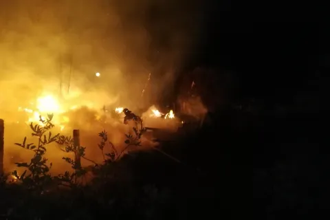 В ярославской деревне сгорело три дачных дома и автомобиль