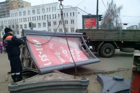 За неделю в Ярославле демонтировано 12 незаконных рекламных конструкций